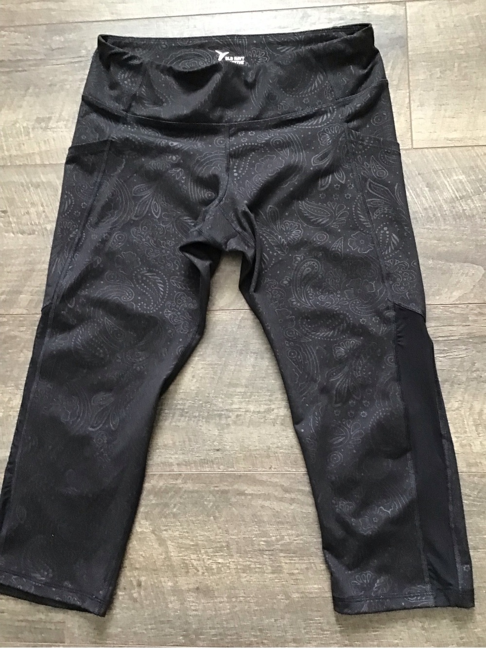 Old Navy Black Paisley Capri Leggings